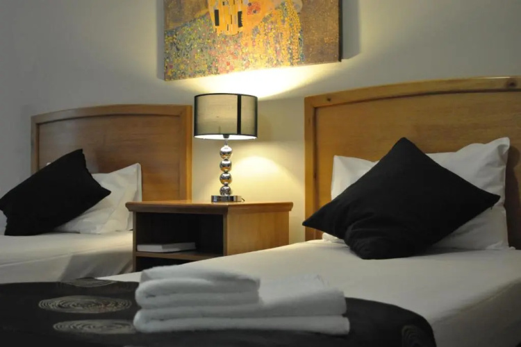 Meadowbrook Hotel