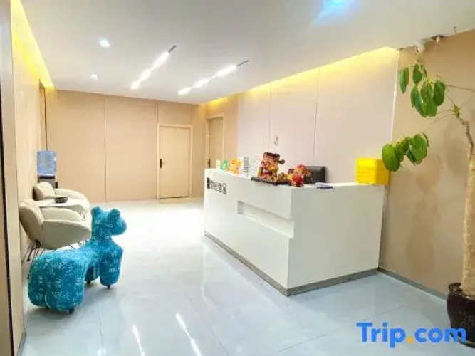 Sansishe Hotel (Kunming college store)