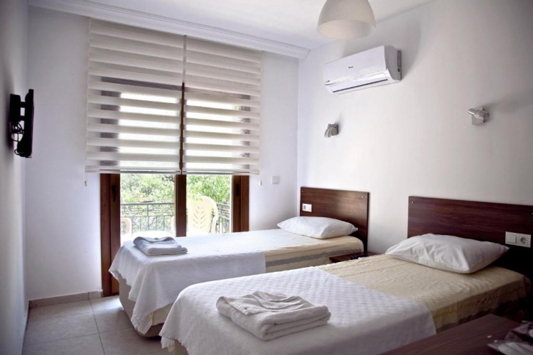 Standard Twin room with garden view