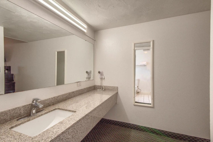 Americas Best Value Inn Uvalde photo 9