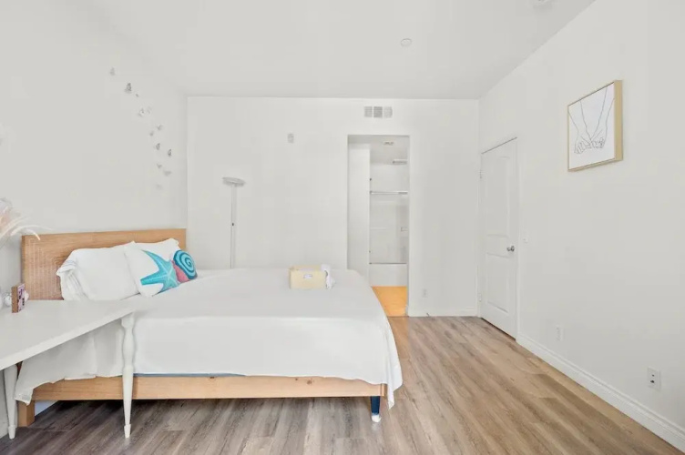 Private Entry Suite w Patio Bath Kitchenette