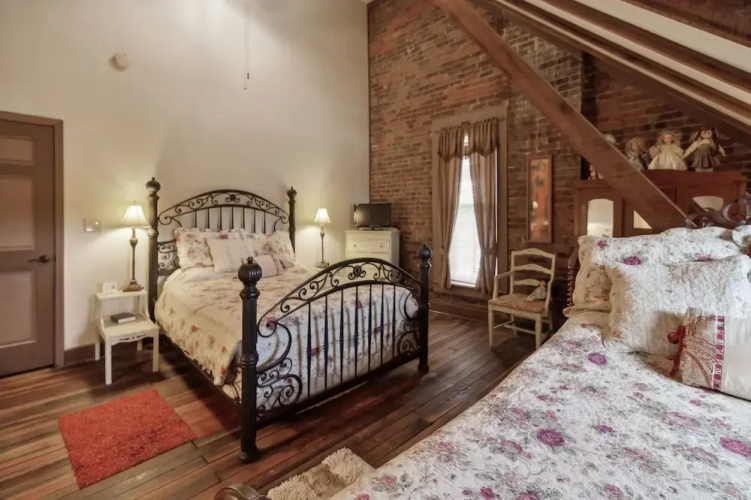 Dickinson Room by Main Street Bed & Breakfast