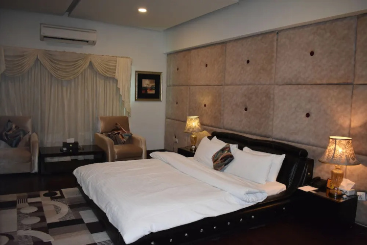 Safari Club 1