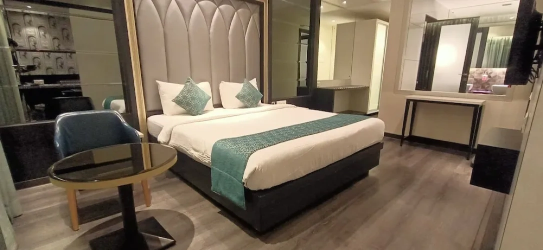1 Bedroom Deluxe Double room with land view