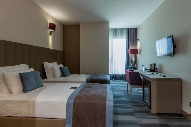 Standard Twin room with partial sea view