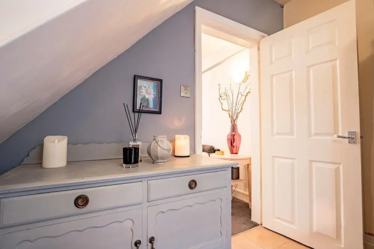 Host Stay Over the Bridge Cottage