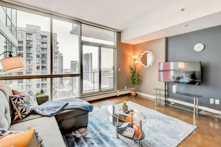 Downtown Condo w Incredible Views and BBQ