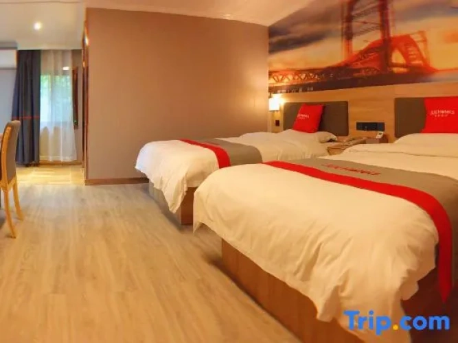 Deluxe Triple Suite