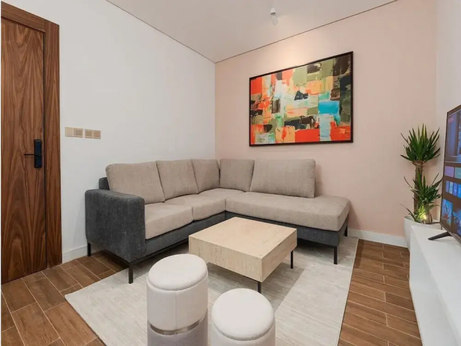 Stylish & Upscale Apartment in Almughrizat