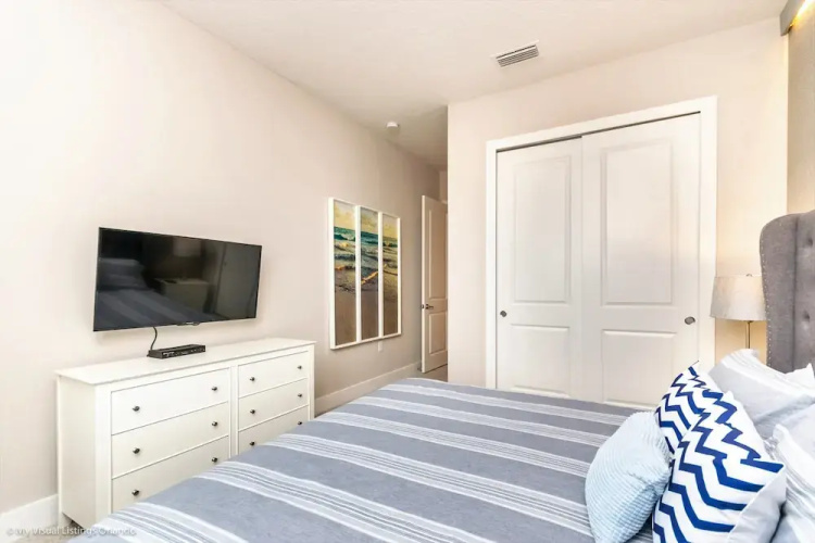 Upscale Townhome W/pool Access! 5 mi. to Disney!