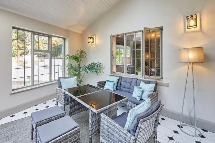 Host Stay White Lodge