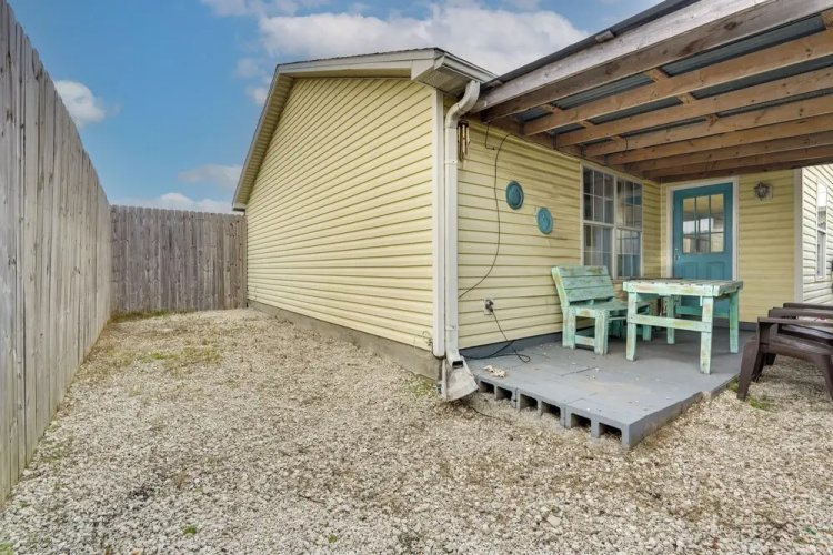 Pet-friendly PCB Duplex - Walk to Beach!