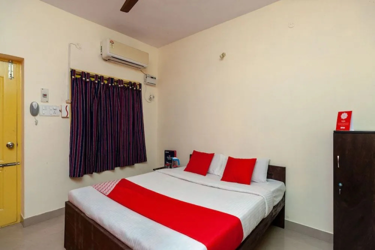 OYO 26936 Adhithya Inn