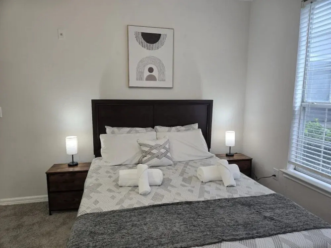 Apartment - Sleeps 5 - Pool - Parking - Gym