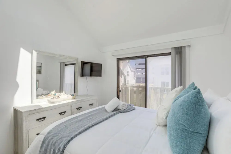 Bright & Airy Myrtle Beach Condo: 1 Block to Ocean