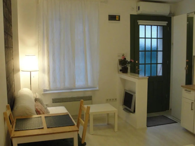 Studio apartment - Green door