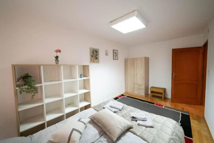 Apartman Yellow House