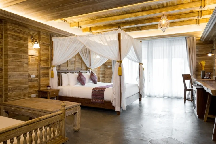 Grand room with balcony