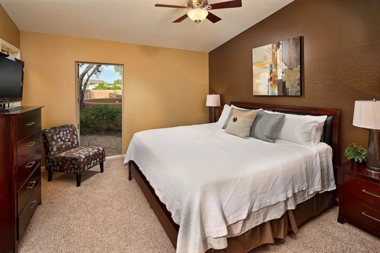 6 Bedrooms Villa