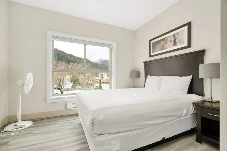 Harmony Haven 2BR Lakefront Suite