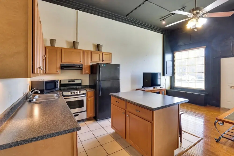 Steps to Restaurants & Shops! Dtwn Marshall Apt