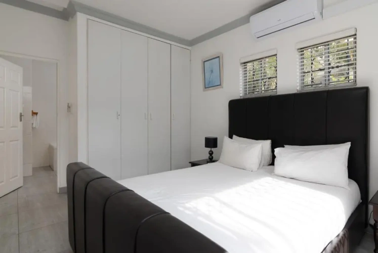 3 Bedrooms Apartment