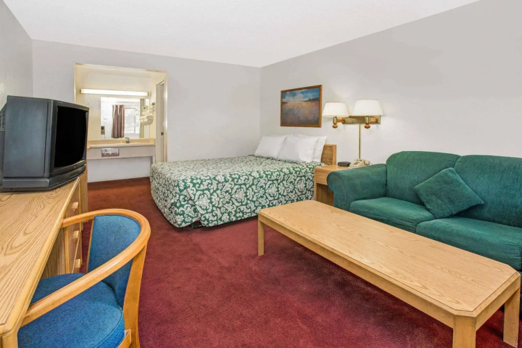 Knights Inn Aurora