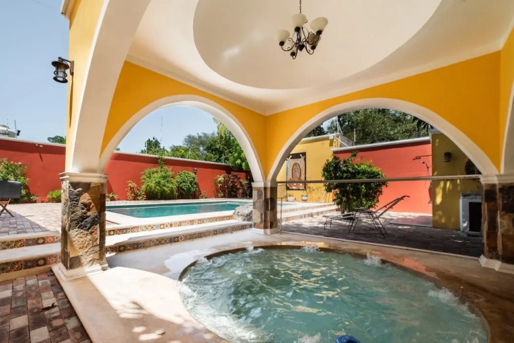 Espectacular casona con alberca y jardines