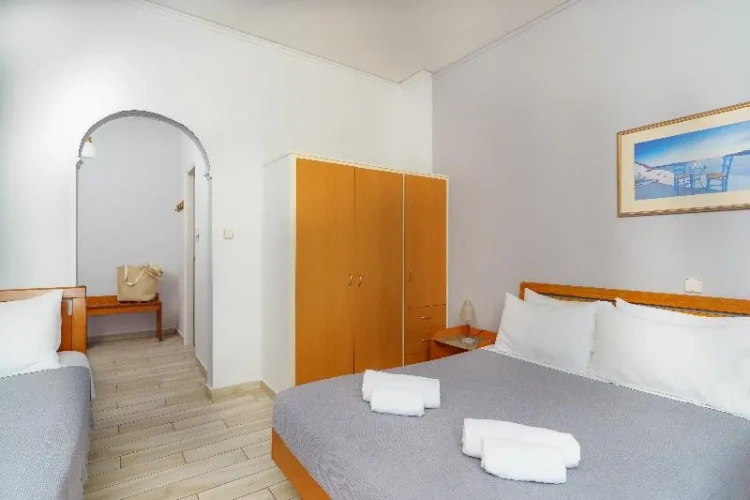 Standard Quadruple room with partial sea view