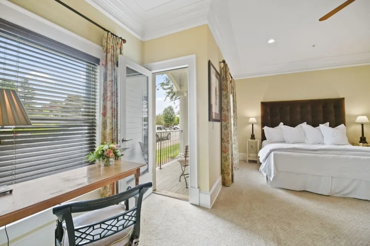 Suite with balcony and with city view