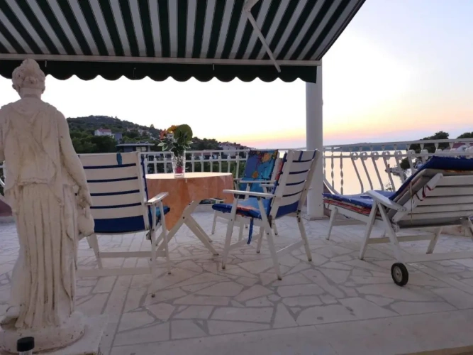 2 Bedrooms Apartment with sea view