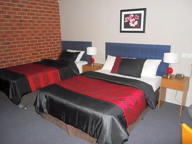 Standard Twin room with courtyard view