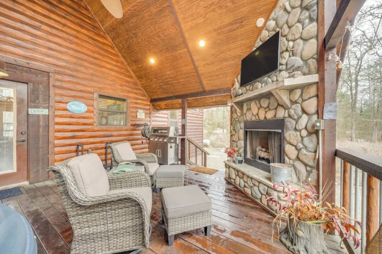 Hot Tub + Fire Pit: Broken Bow 'honeymoon Cabin'