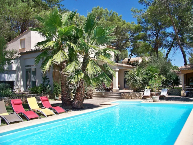 Sous les Pins de Nages