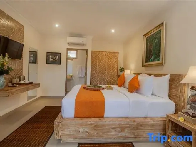 Suite with pool view
