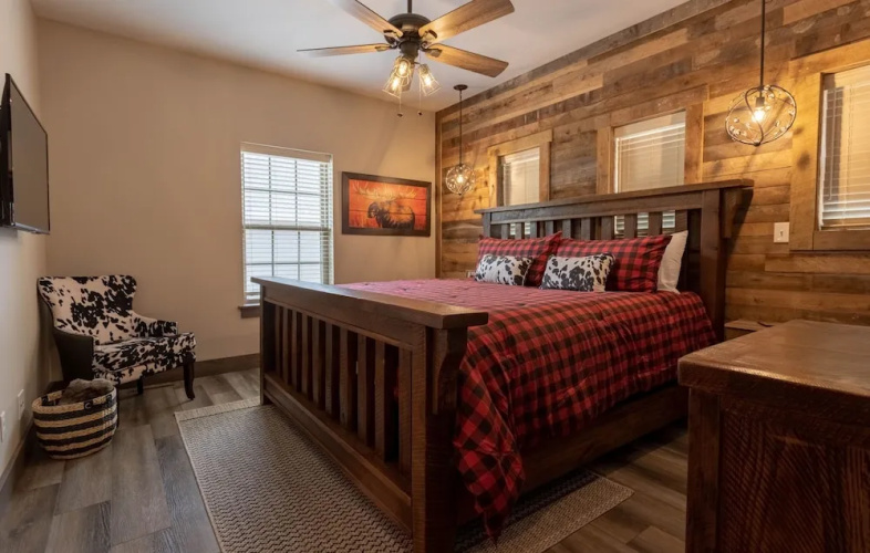 Lakefront Haven - 10 Br Home