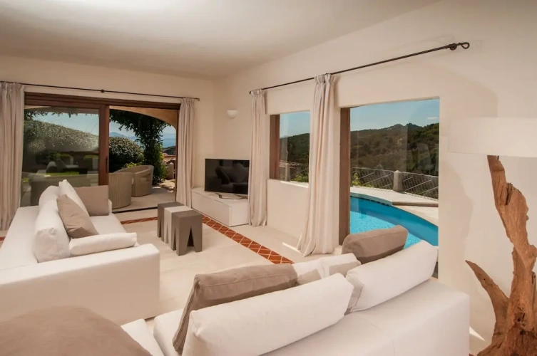 6 Bedrooms Villa