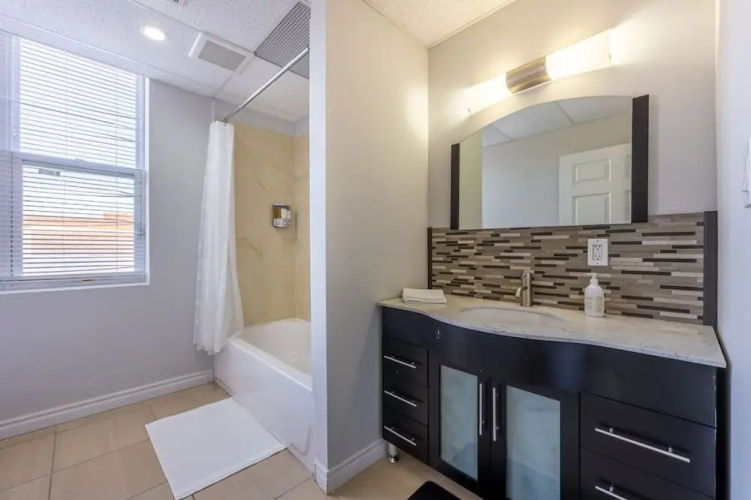 Modern 1BR Getaway Walk to Niagara Falls