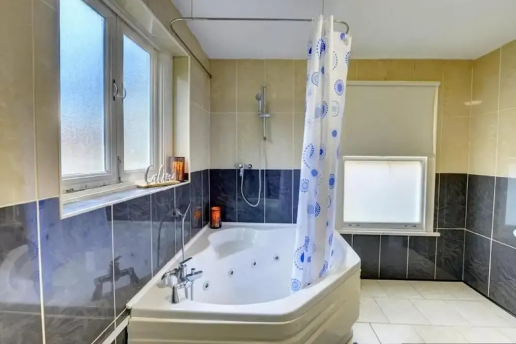 2 Bed Flat - Sleeps 5 - Pets - Parking - Wifi