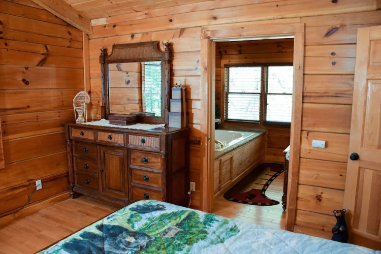 BEAR HINEY HANGOUT - 2 Br Cabin