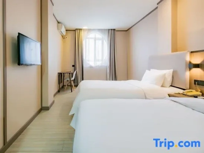 Standard Double room with street view