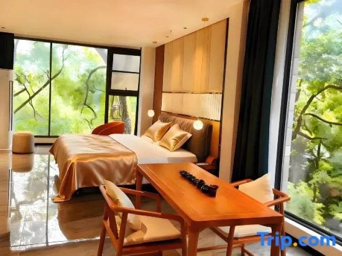 Suite with lake view