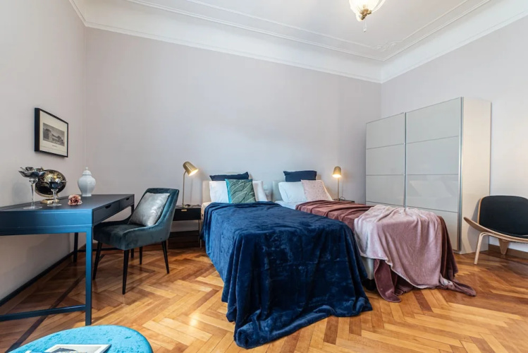 JOIVY Sophisticated Flat W/ Desk