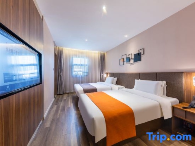 Standard Twin room with street view