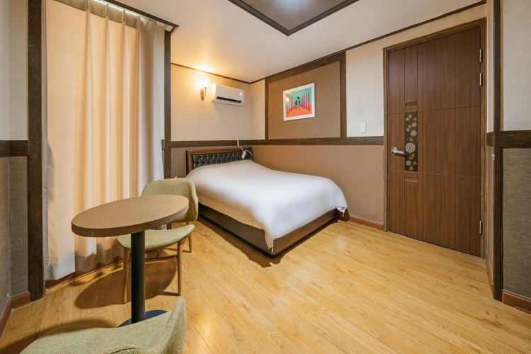 Hotel B