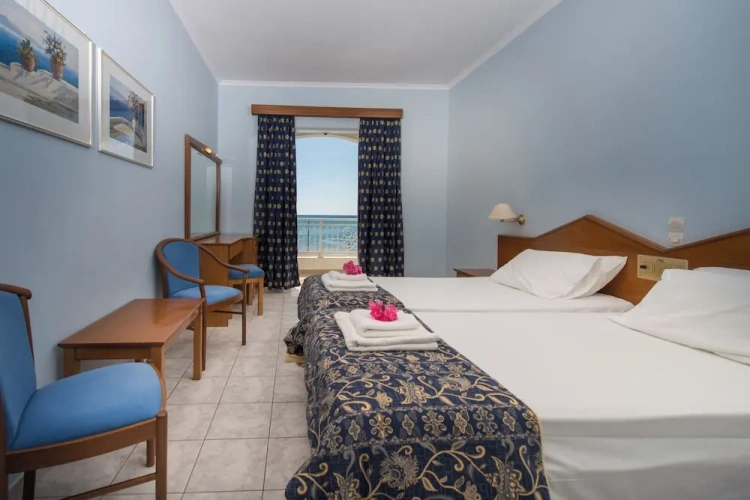 Standard Triple room with balcony and with partial sea view