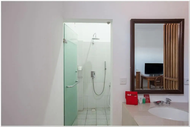 RedDoorz near Padang Galak Beach
