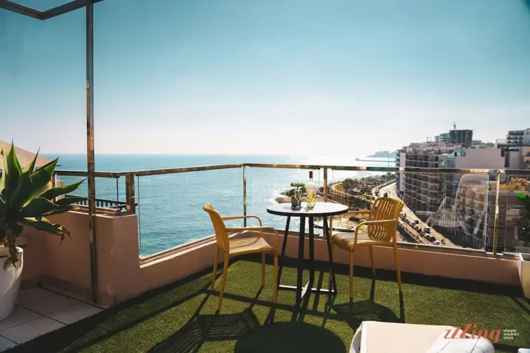 Gorgeous Seaviews From a Stunning Studio
