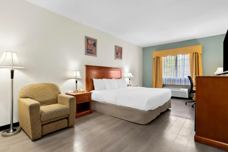 Days Inn & Suites by Wyndham McAlester