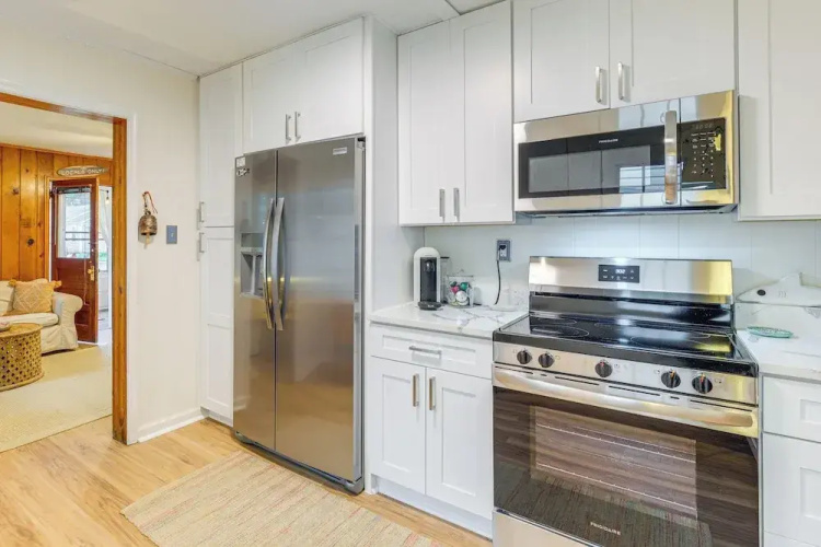 Cozy Cottage Just 2 Blocks From the River!